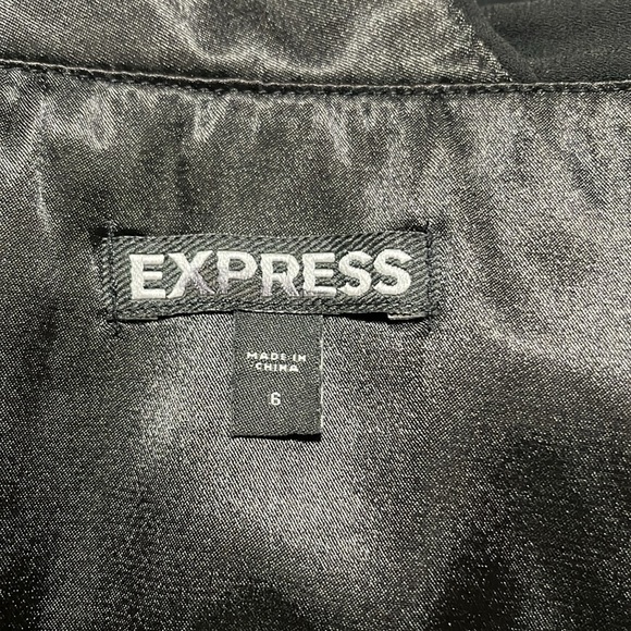 Express Black Chiffon Flowy Party Pleated Dress with Chain Belt Sz 6 - Picture 4 of 5